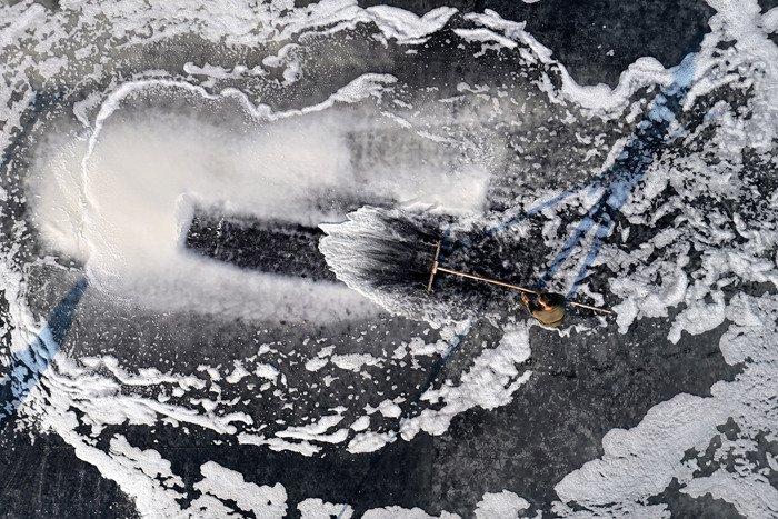 浙江温州盐民盐场收盐绘出绝美水墨画