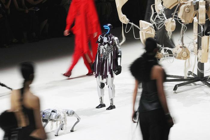 人形机器人首次亮相上海时装周秀场