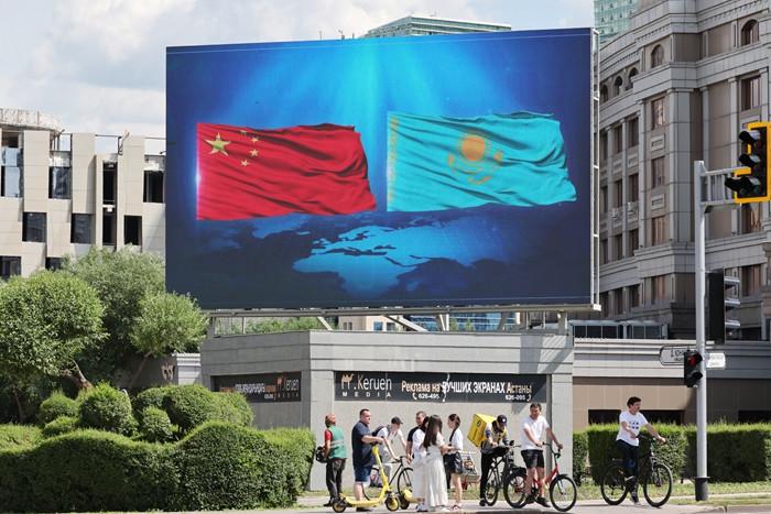 阿斯塔纳街头 中哈两国国旗飘扬