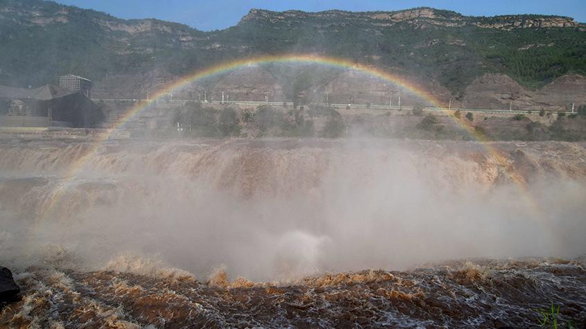 黄河壶口瀑布呈现“彩虹桥”景观