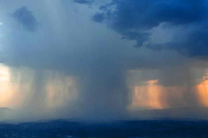 重庆永川上空现“雨幡”景观