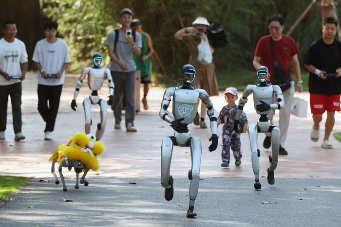 “机器人”出没南京 带领游客一起嗨