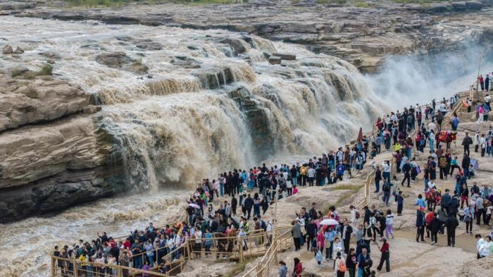 国庆中秋假期陕西黄河壶口瀑布美景吸引游客