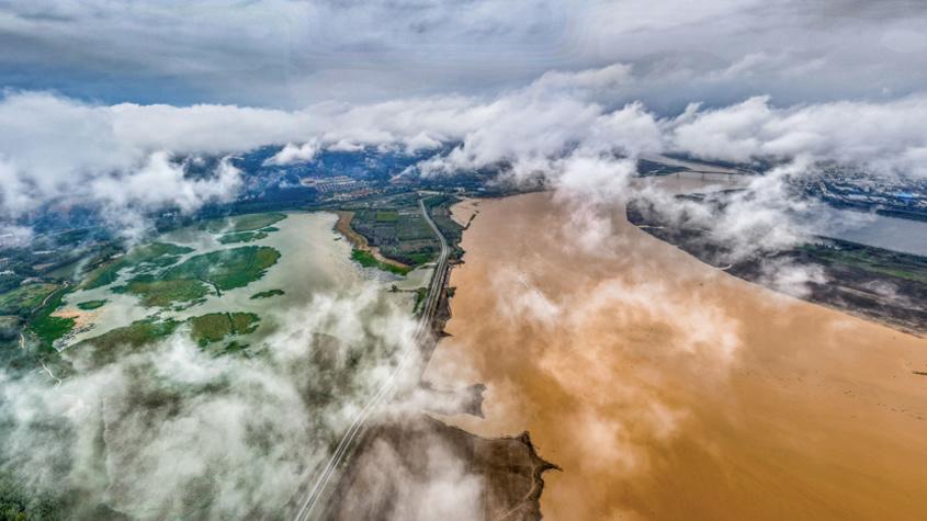 黄河岸畔云海翻涌