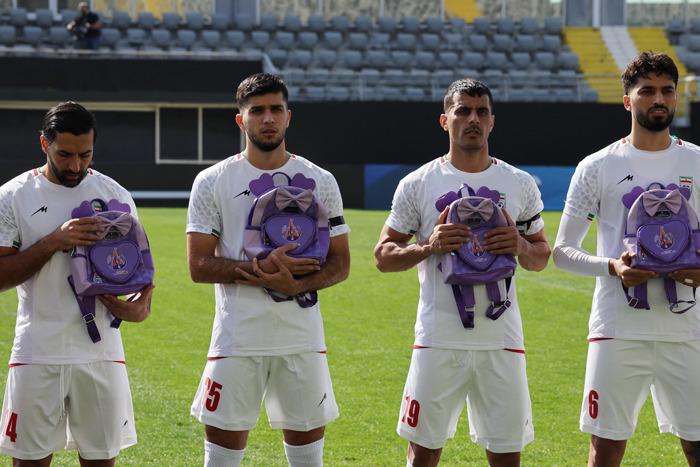 伊朗男足赛前手捧书包 悼念空袭遇难学生