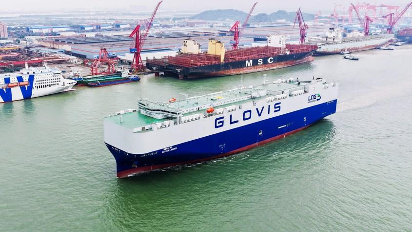 全球首艘万车级汽车运输船出海试航