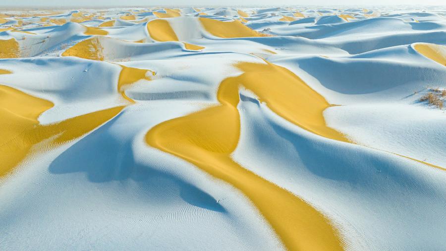 塔克拉玛干沙漠覆盖皑皑白雪