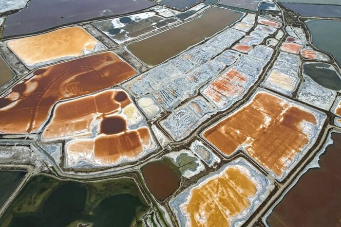 山西运城盐湖色彩斑斓 空中俯瞰宛如调色盘