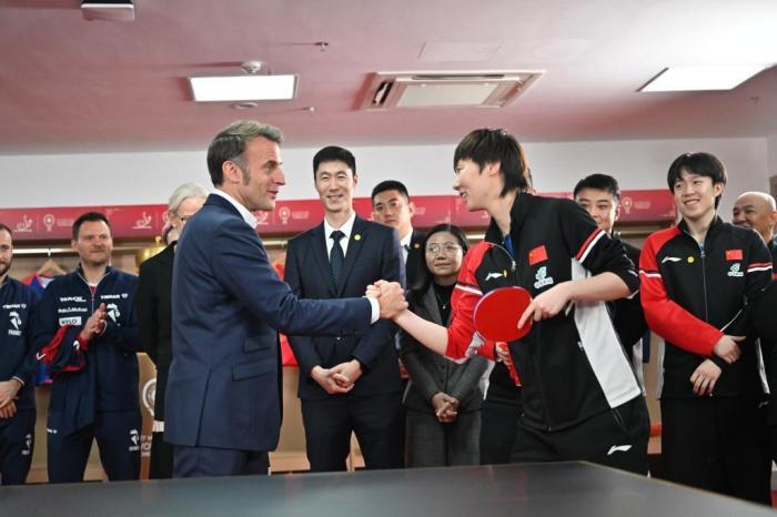 法国总统马克龙与国乒运动员切磋球技