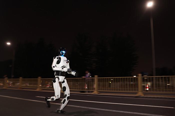 人形机器人深夜测试 备战北京亦庄半马